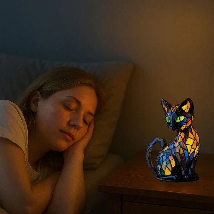 Mysig bordslampa med kattmotiv av färgat glas, handgjord och utrustad med LED för stämningsfullt ljus.