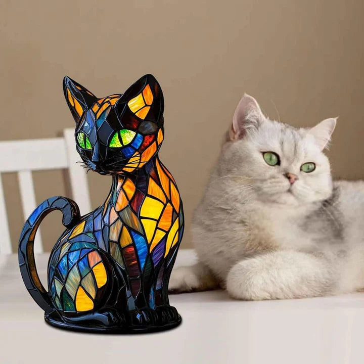 En detaljerad bordslampa i kattdesign, färgat glas och handgjord, perfekt för modern inredning med mysig belysning.