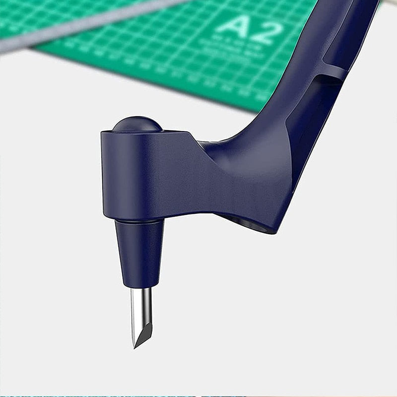 Ergonomisk hantverkskniv Penna med grått handtag och roterande blad, visas i handen.