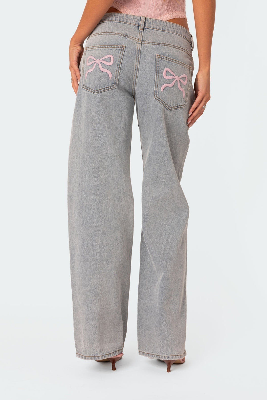 Helsydd bild av en kvinna som bär stilrena, mörkblå flarejeans med stretch, perfekt för vardagsstil och komfort.