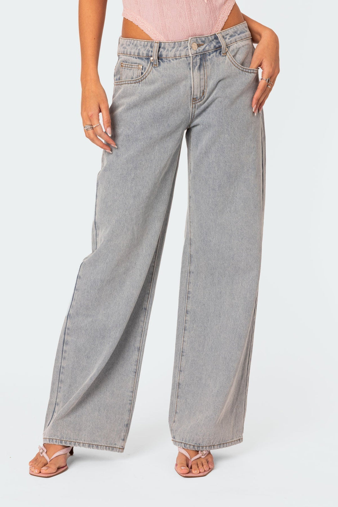Närbild på tyget av mörkblå flarejeans för kvinnor, som visar den bekväma stretchen och den stiliga passformen.