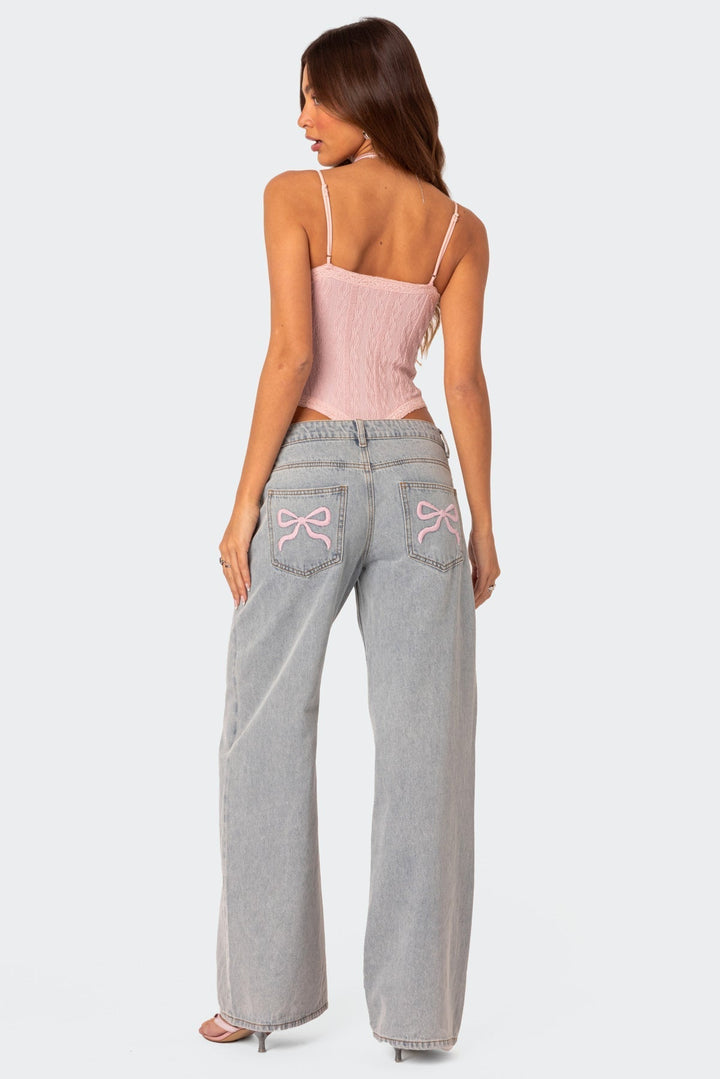 Bakifrån bild av långa flarejeans för kvinnor som visar den smickrande silhuetten, perfekt för mode och komfort.