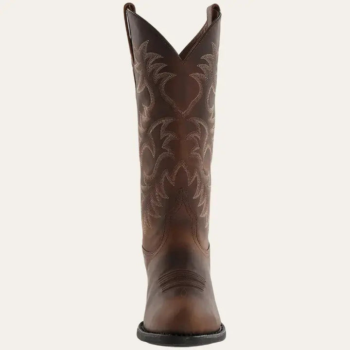 Närbild på herr westernstövlar i brunt läder. Robusta, komfortabla cowboystövlar för en äkta westernlook.