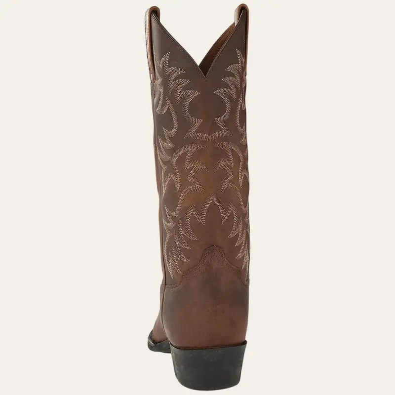 Trendiga herrcowboystövlar i äkta westernstil. Bruna fritidsskor som kombinerar modetrend med robust design.
