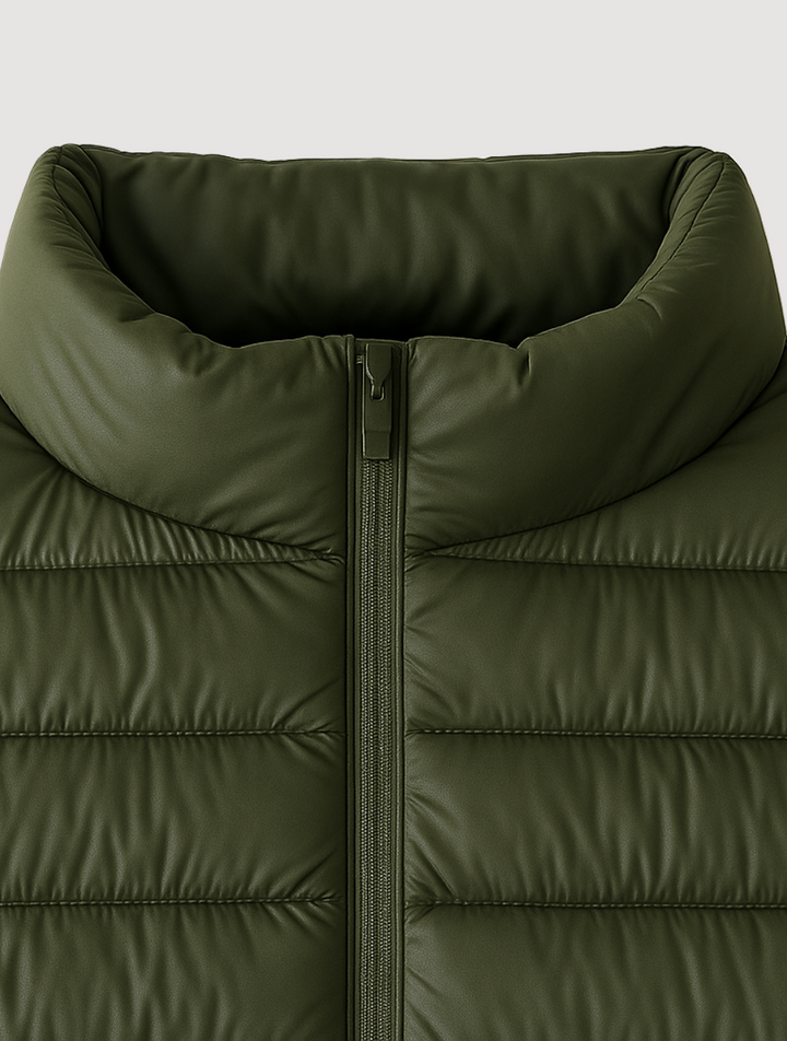 Stilren herr bodywarmer, quiltad för en minimalistisk look. Perfekt lättvikts ytterplagg över tröjan för herrmode.
