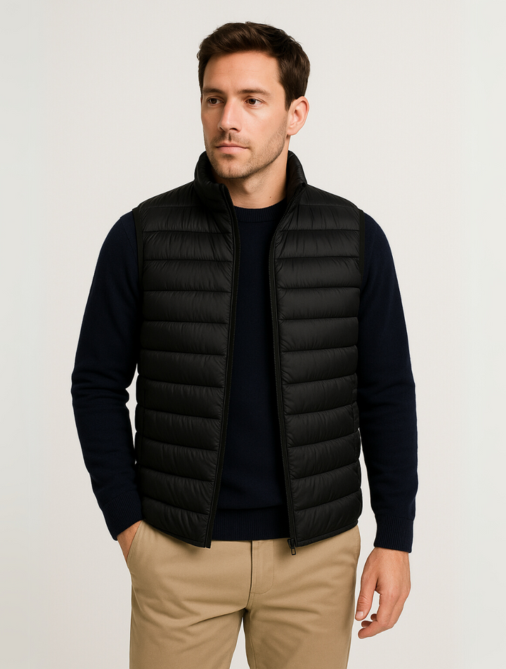 Elegant minimalistisk herr bodywarmer, quiltad för en modern stil. Lättviktig väst som är perfekt som ytterplagg.
