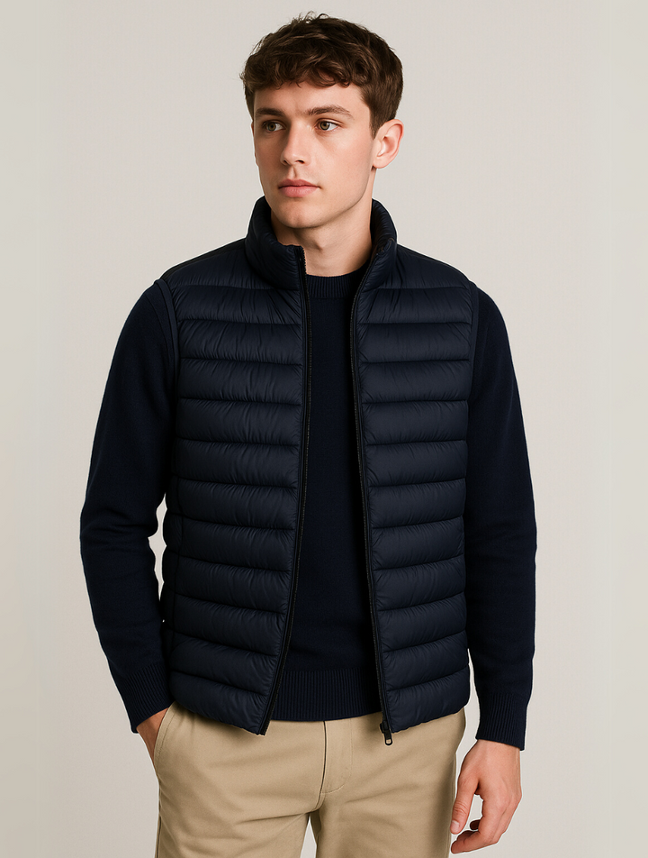 Herr bodywarmer med fin quiltning i minimalistisk stil. En lätt och bekväm väst som är ett stilrent ytterplagg för män.