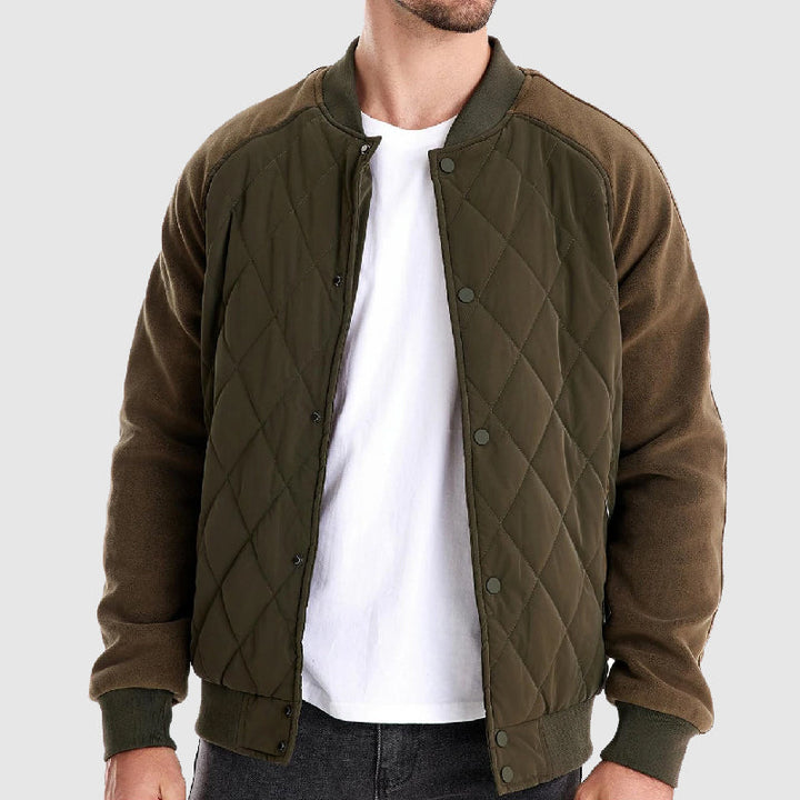 Sportig herrjacka i bomberstil, tillgänglig i flera färger för en modern och avslappnad look.