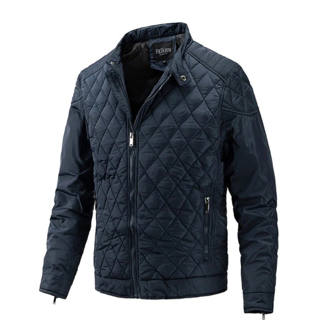 Närbild på diamantmönster på svart herr bomberjacka. Unik quiltning för stilren och modern herrmode-look.