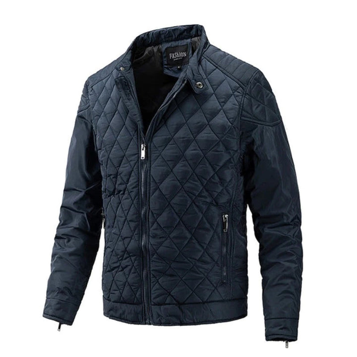 Närbild på diamantmönster på svart herr bomberjacka. Unik quiltning för stilren och modern herrmode-look.