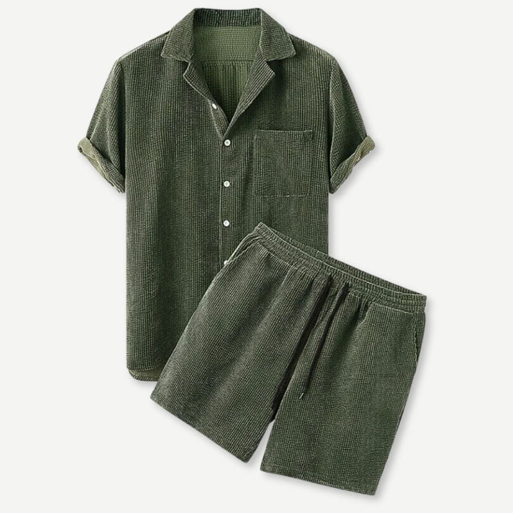 Grönt corduroy herrskjorta och matchande shorts set, perfekt för fritid.