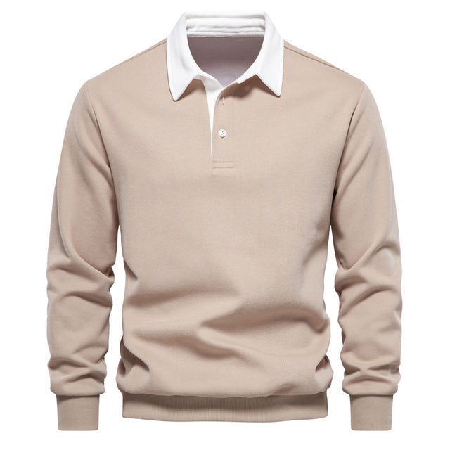 Man bär business casual herrtröja med knappdetaljer. Elegant, komfortabel & långärmad för en stilren look.
