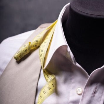Detalj av slim fit kostymvästs foder och justeringsspänne på ryggen, elegant herrkläder.