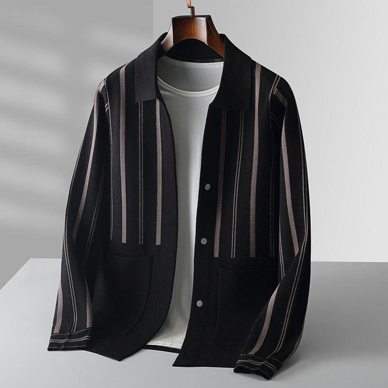 Stilren herr cardigan i beige och vitt med klassiska ränder. Mjukt stickad, idealisk för lager-på-lager stil.