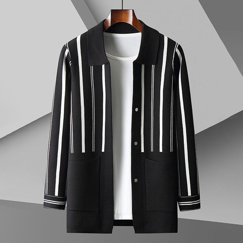 Bekväm stickad herr cardigan i randigt mönster. Vit och beige, ett mångsidigt vardagsplagg för herr mode.