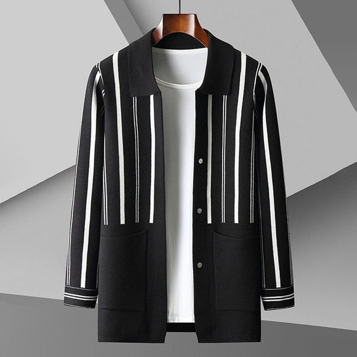 Bekväm stickad herr cardigan i randigt mönster. Vit och beige, ett mångsidigt vardagsplagg för herr mode.