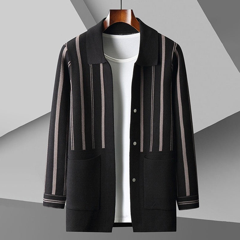 Elegant herr cardigan med tidlösa ränder i vitt och beige. En bekväm stickad tröja för en stilfull look.
