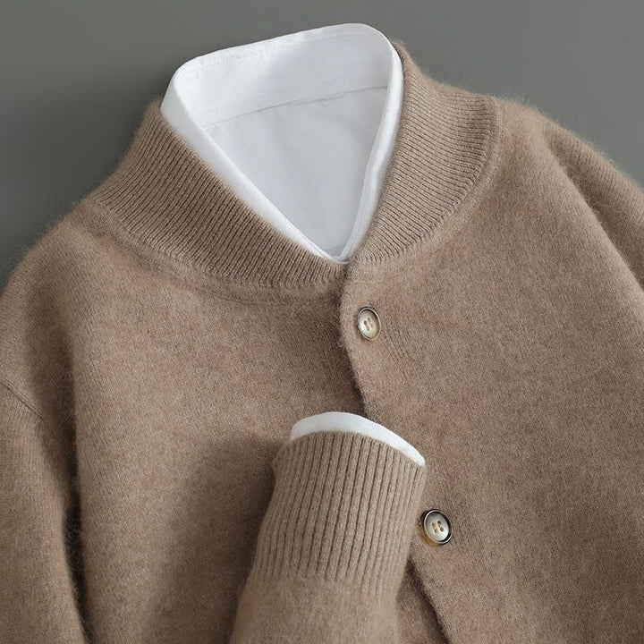 Elegant herr cardigan med mock neck och knappar, stilren för vardag och fest.