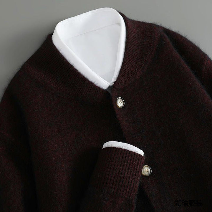 Varm herr cardigan med mock neck och knappar, utmärkt för lager på hösten och vintern.