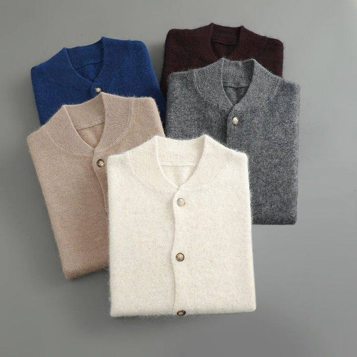 Stickad herr cardigan med mock neck och knappar fram, bekväm och stilren för höst och vinter.