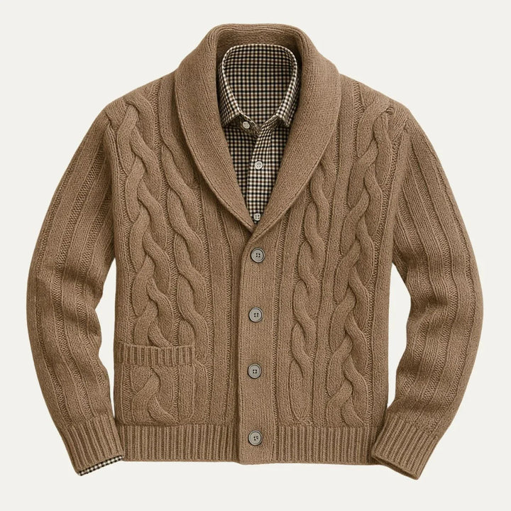 Närbild på stilren, stickad herrcardigan. Visar detaljer som knappar & ribbade muddar. Höstmode.