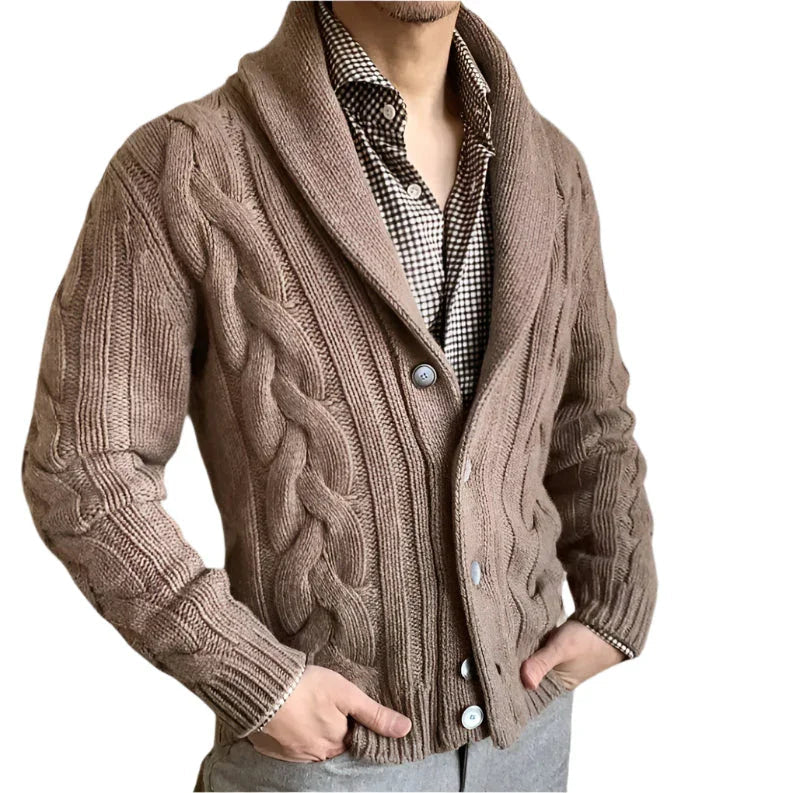 Herrcardigan stickad, öppen över skjorta. Ger en avslappnad men stilren & mångsidig herrlook.