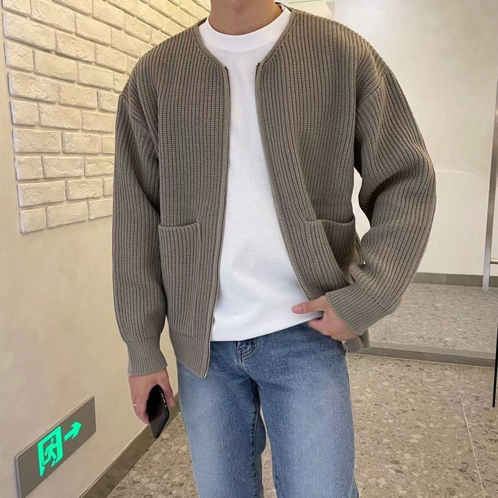 Modeinriktad herr cardigan som kombinerar komfort med stil. Stickad kofta för den medvetne mannen.