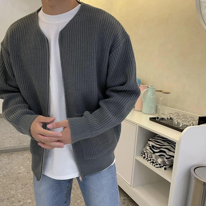 Trendig och elegant herr cardigan. En stickad kofta som lyfter din moderna herrstil under alla säsonger.