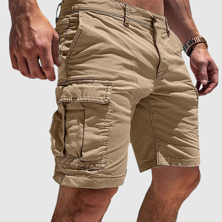 Herr cargo shorts, beige, rymliga fickor, andningsbart tyg för utomhusäventyr, komfort och stil under varma dagar.