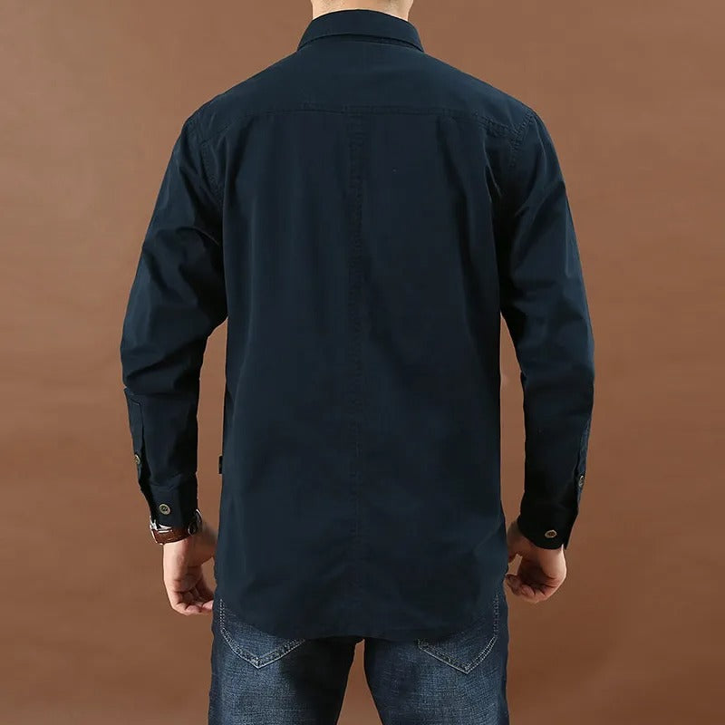 Närbild på textur av herr cargo slim fit bomullsskjorta, visar tygets kvalitet. Avslappnad herrskjorta.