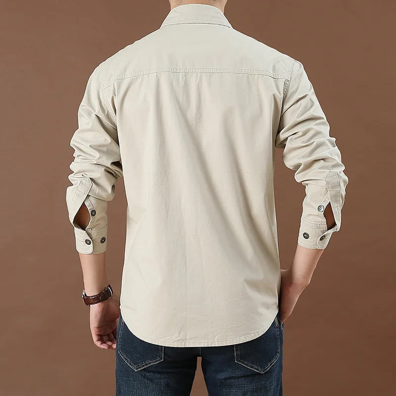 Herr cargo slim fit bomullsskjorta med diskreta bröstfickor. Elegant vardagsskjorta för män.