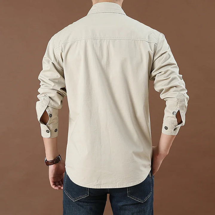 Herr cargo slim fit bomullsskjorta med diskreta bröstfickor. Elegant vardagsskjorta för män.