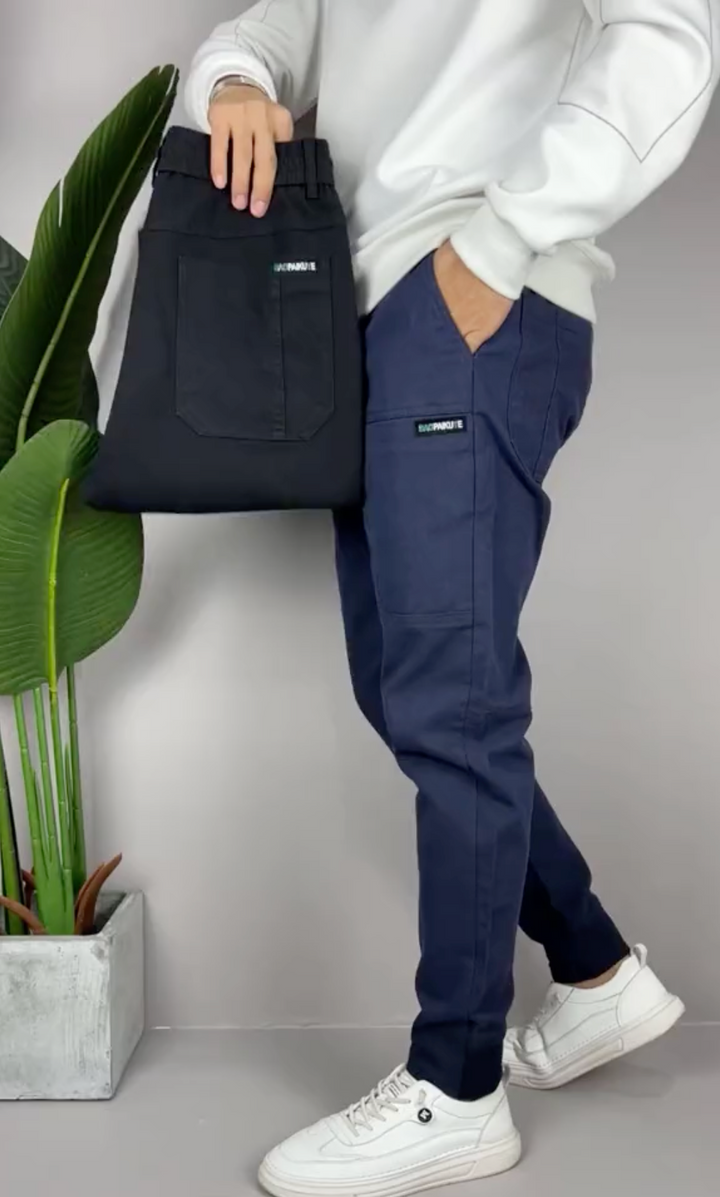 Bekväma och flexibla herr cargobukser. Mångsidiga vardagsbyxor med modern design och resårmidja för alla tillfällen.