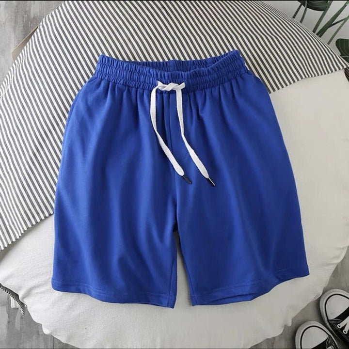 Herr träningsshorts i blått, med smart ficka. Aktiva shorts som kombinerar funktion och stil.