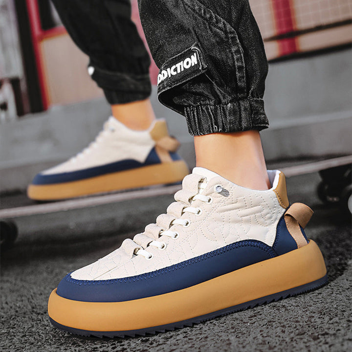 Mångsidiga herrsneakers, texturerad ovandel, perfekta som vårskor och höstskor.