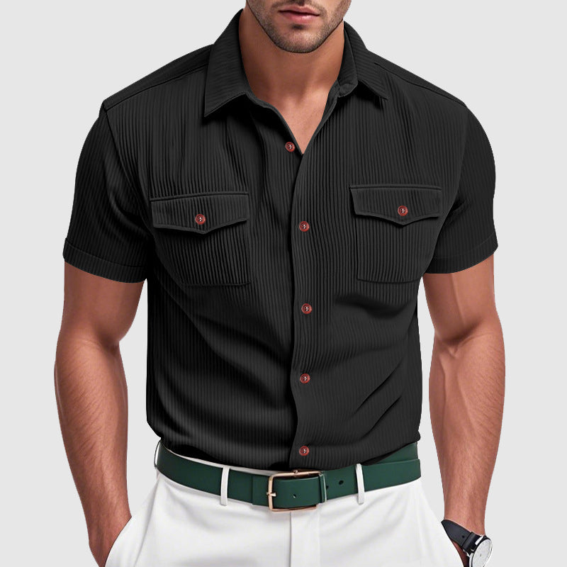 Herrskjorta med pikékrage och bröstfickor. Mångsidig casual äventyrsskjorta för urban stil.