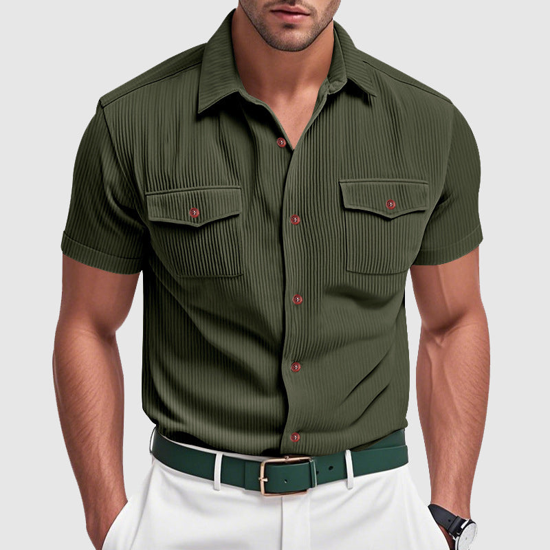 Mångsidig herr casual skjorta, perfekt för äventyr och urban stil. Vår- och sommarplagg med pikékrage.