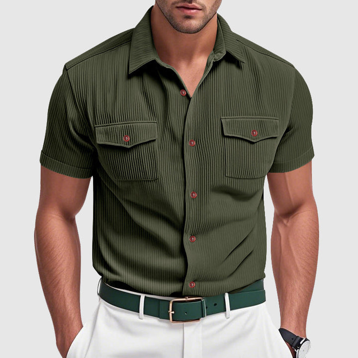 Mångsidig herr casual skjorta, perfekt för äventyr och urban stil. Vår- och sommarplagg med pikékrage.