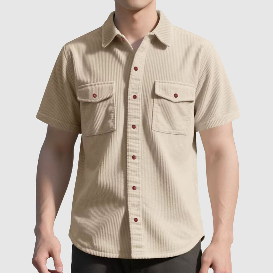 Herr casual äventyrsskjorta i urban stil. Pikékrage, bröstfickor. Mångsidig för vår- och sommarstil.