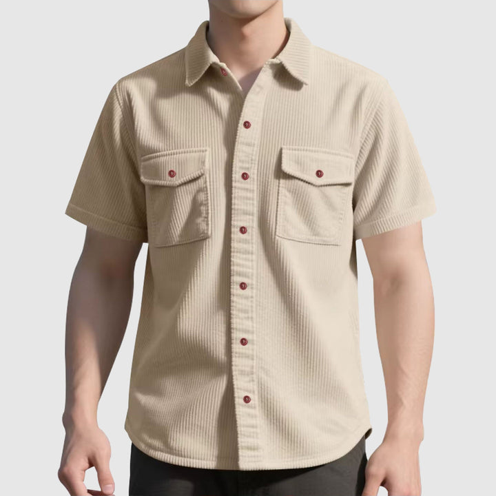 Herr casual äventyrsskjorta i urban stil. Pikékrage, bröstfickor. Mångsidig för vår- och sommarstil.