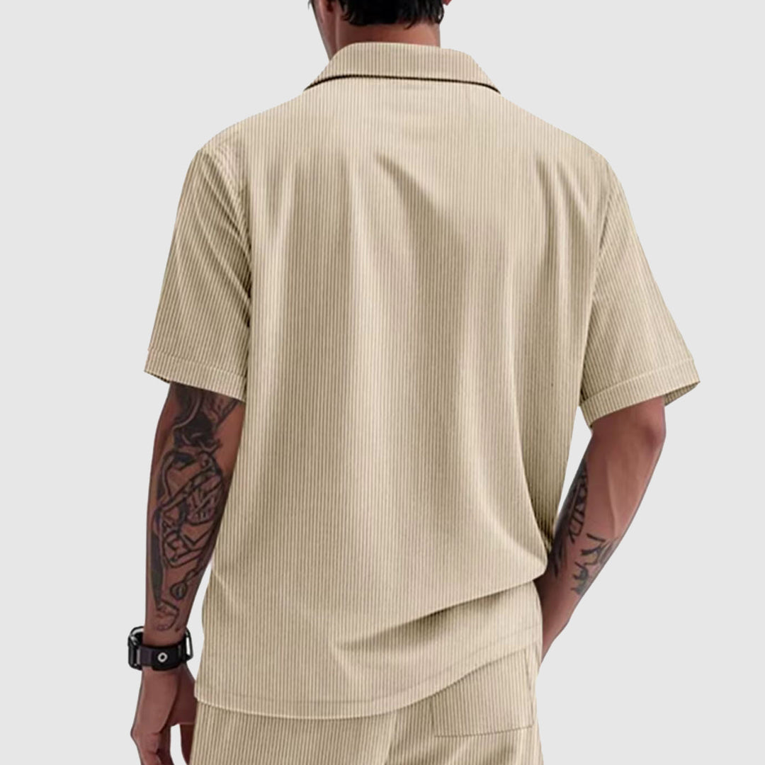 Snygg herrskjorta med pikékrage, casual äventyrsskjorta. Perfekt för en mångsidig urban sommarstil.
