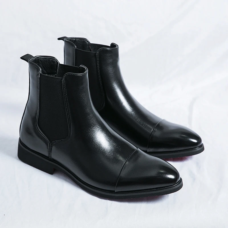 Bekväma slip-on herr Chelsea-stövlar med elastiska sidopaneler. Moderna och tidlösa för vardag och fest.