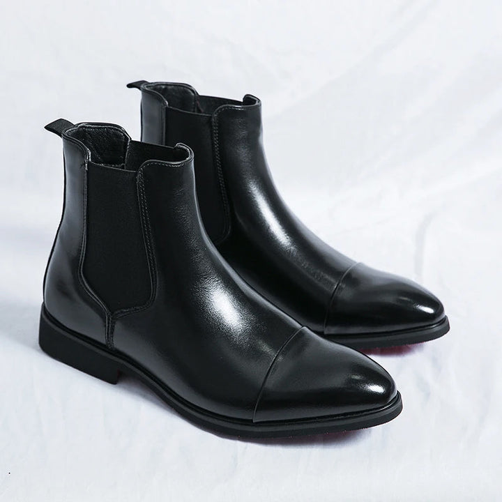 Bekväma slip-on herr Chelsea-stövlar med elastiska sidopaneler. Moderna och tidlösa för vardag och fest.