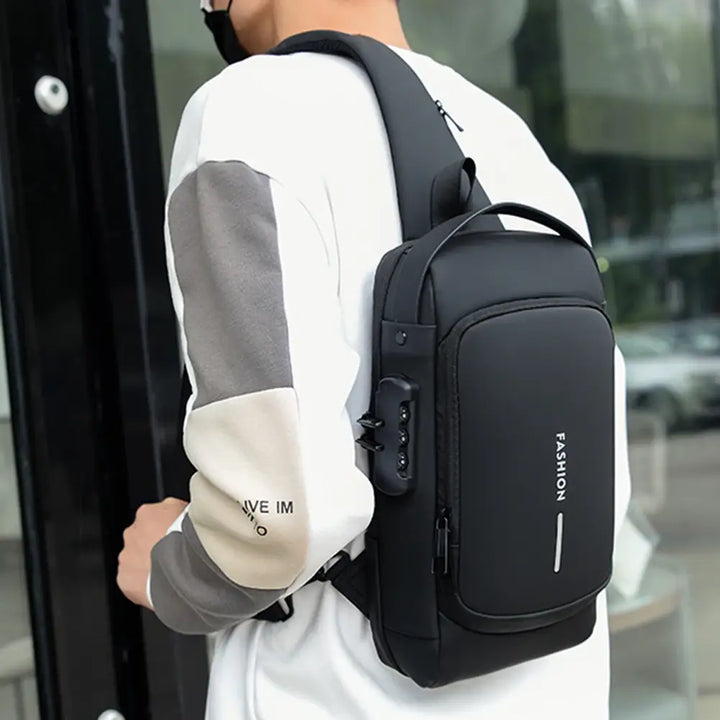 Kompakt herr crossbody väska med smarta fack, idealisk för organiserad förvaring på resor.