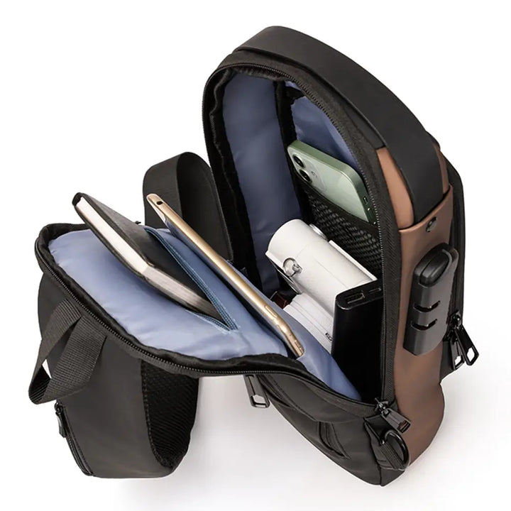 Herr crossbody väska buren över axeln, visar dess ergonomiska design och smidighet.