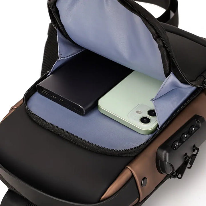Insida av organiserad herrväska, flera fack för telefon, plånbok och powerbank.