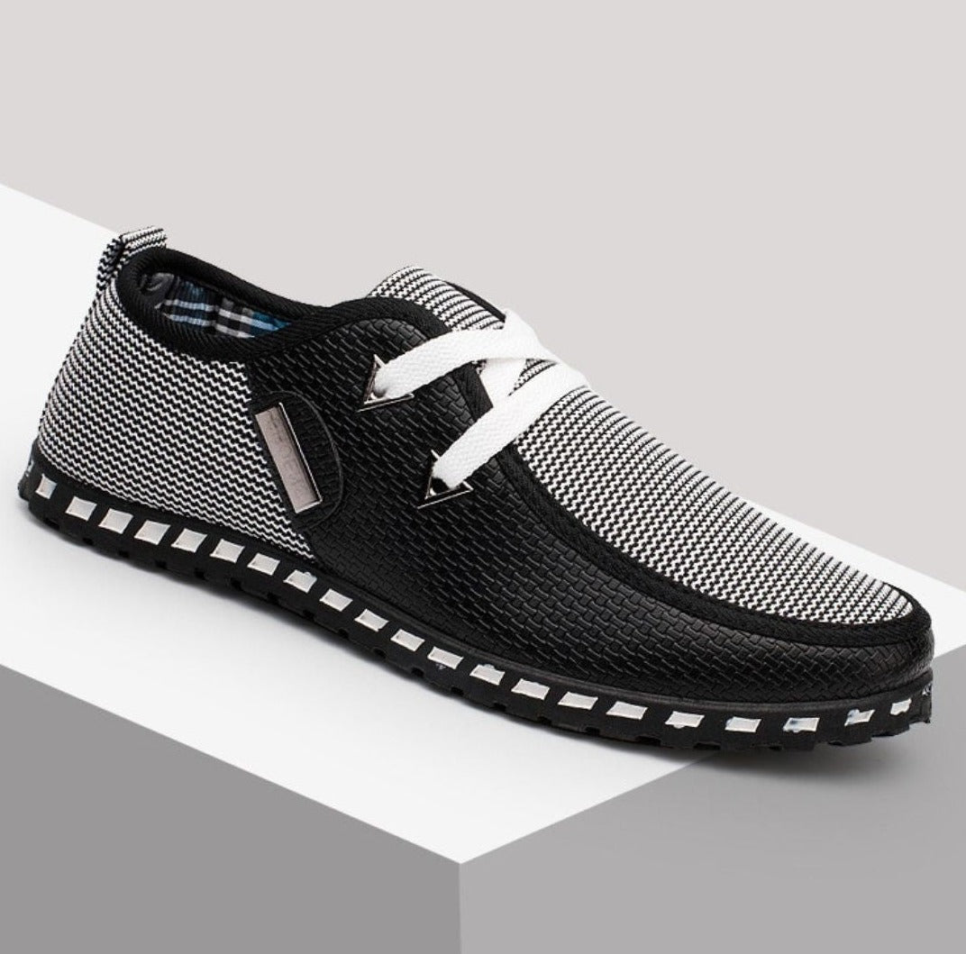 Man bär bekväma herr driving loafers, perfekt för en avkopplande körning eller fritidsaktivitet.