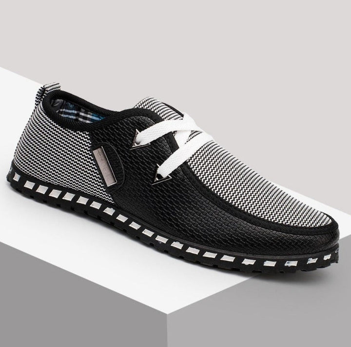 Man bär bekväma herr driving loafers, perfekt för en avkopplande körning eller fritidsaktivitet.