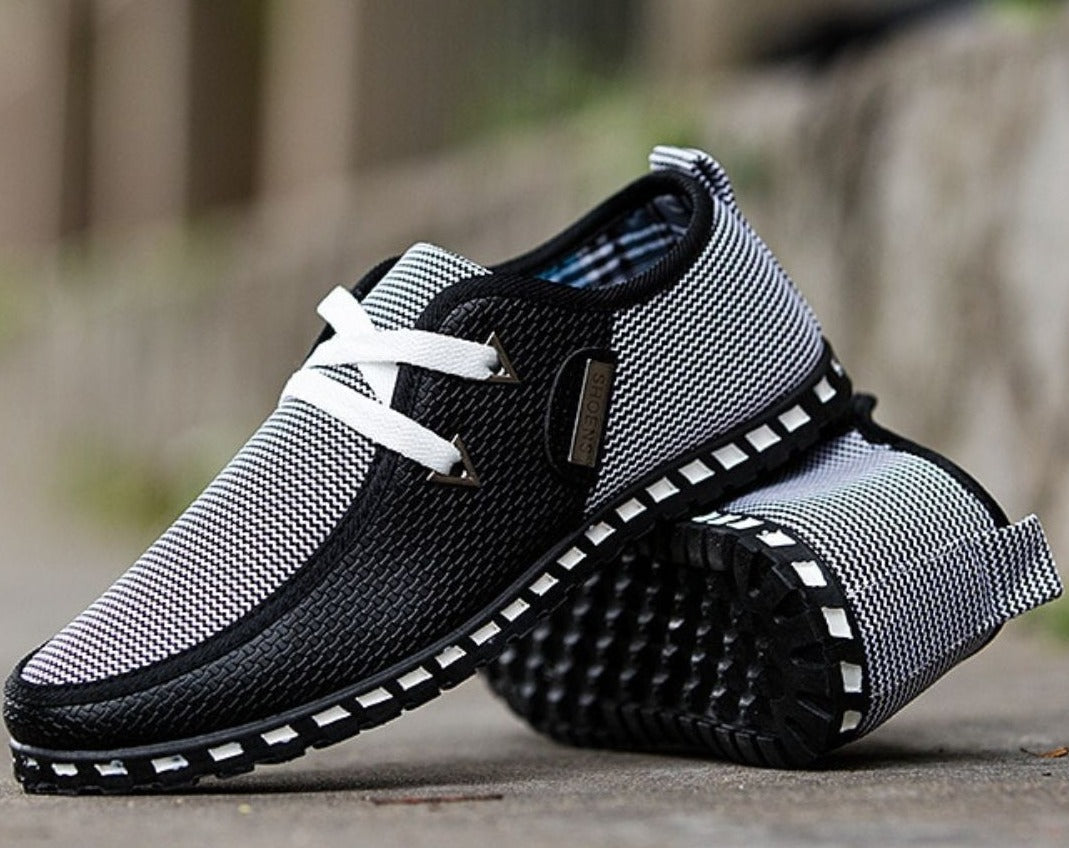 Vita slip-on loafers, snygga och bekväma sommarskor för män, perfekta för varma dagar.