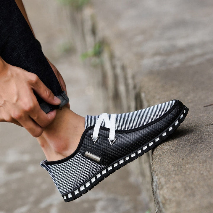 Eleganta svarta driving loafers för män, perfekta slip-on skor för fritid och stilrena outfits.